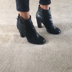 FOREVER21 black heeled ankle bootie